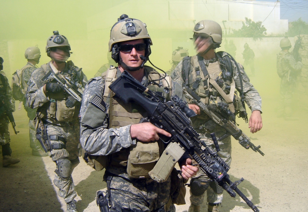 SEALs na patrolu w Iraku. Na pierwszym planie Michael A. Monsoor, odznaczony Medalem Honoru za poświęcenie życia, by ochronić członków oddziału przed eksplozją granatu. (US Navy)