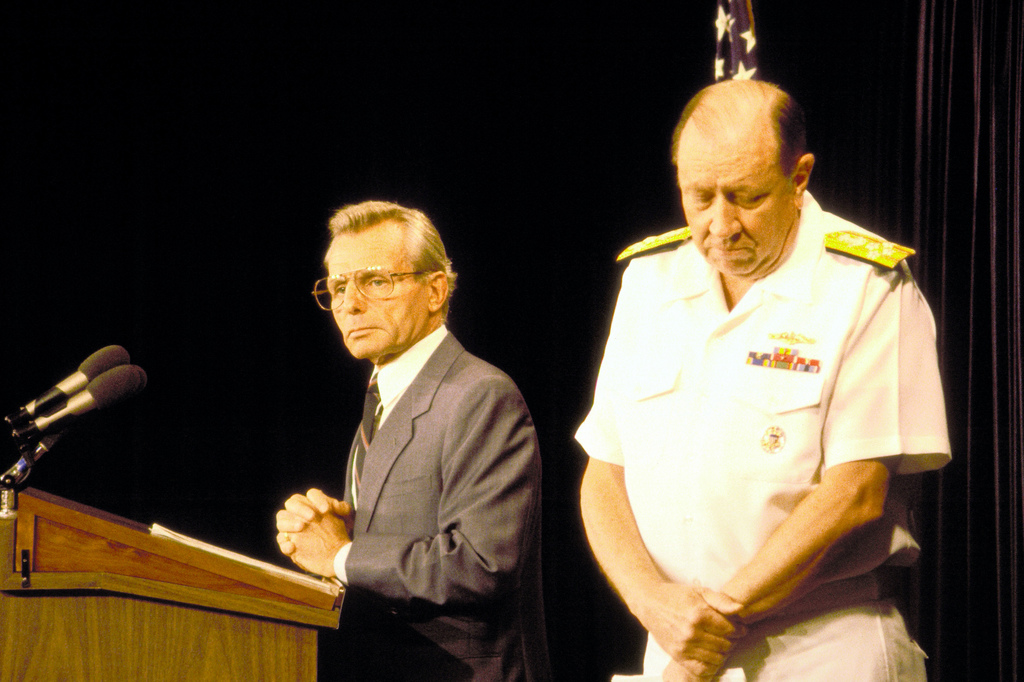 Sekretarz obrony Frank C. Carlucci i przewodniczący Kolegium Połączonych Szefów Sztabów admirał William J. Crowe Jr. na konferencji prasowej w związku ze strąceniem irańskiego Airbusa (rząd federalny USA)
