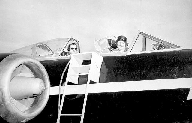 Bill Waterton i Don Rogers szykują się do lotu, podczas którego odpadła osłona kokpitu. Canada Aviation and Space Museum