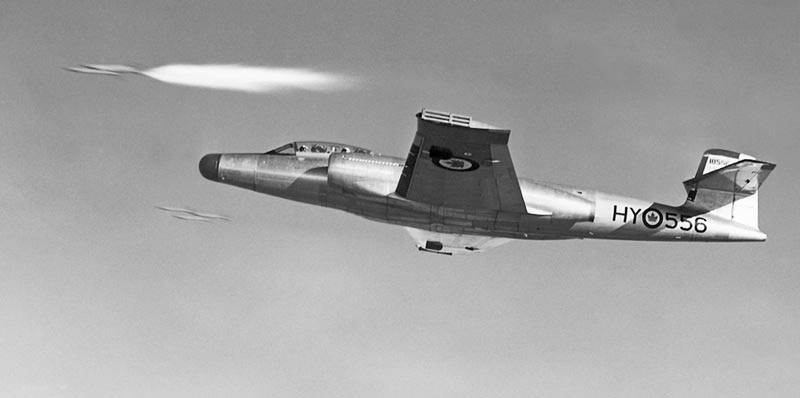  CF-100 Canuck Mk. 5 odpala pociski rakietowe FFAR z trójlufowych wyrzutni ćwiczebnych. Wrzesień 1957 roku; fot. Canadian Department of National Defence