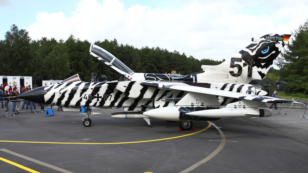 Pochodzący z tej samej jednostki Tornado 46+57 w malowaniu „Arctic Tiger”. Taki pomysł mieli Niemcy na pomalowanie maszyny z okazji zlotu, który w 2013 roku odbywał się w Ørland w Norwegii. Jak łatwo się domyślić, samolot zdobył nagrodę za najlepsze malowanie. (fot. Łukasz Golowanow, konflikty.pl)