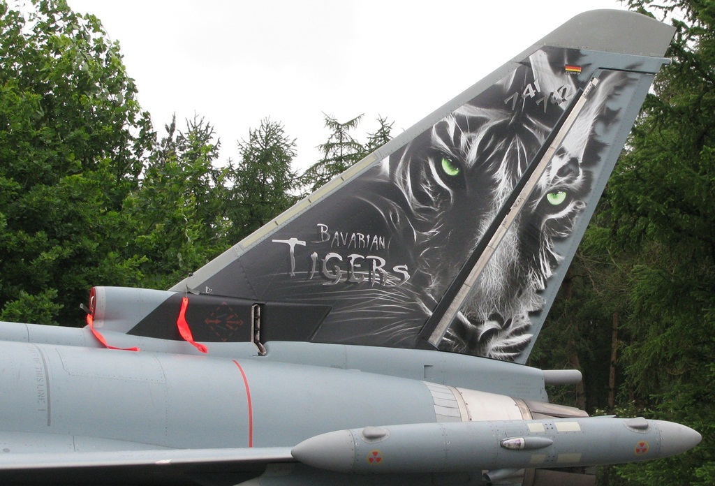 Oczywiście nie zawsze i nie wszystkie samoloty uczestniczące w NATO Tiger Meet są w całości malowane w odpowiednie barwy. Częstokroć artyści ograniczają się do dodania tygrysich akcentów w określonych miejscach. Tu widzimy przykład pomalowania statecznika pionowego na Eurofighterze 30+29 należącym do 74. Skrzydła Myśliwskiego. Jeśli się dobrze przyjrzeć, na czubku głowy tygrysa zobaczymy numery eskadr: 741. i 742. (Maciej Hypś, konflikty.pl)