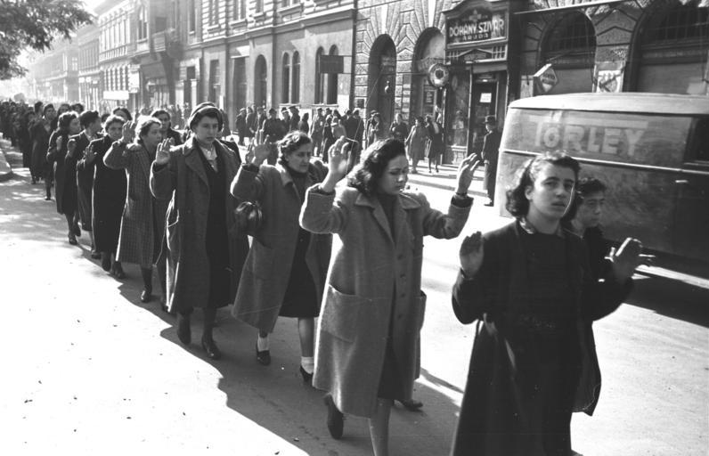 Pojmane budapeszteńskie Żydówki na ulicy Wesselényiego, październik 1944 roku (fot. Bundesarchiv, Bild 101I-680-8285A-08 / Faupel / CC-BY-SA)