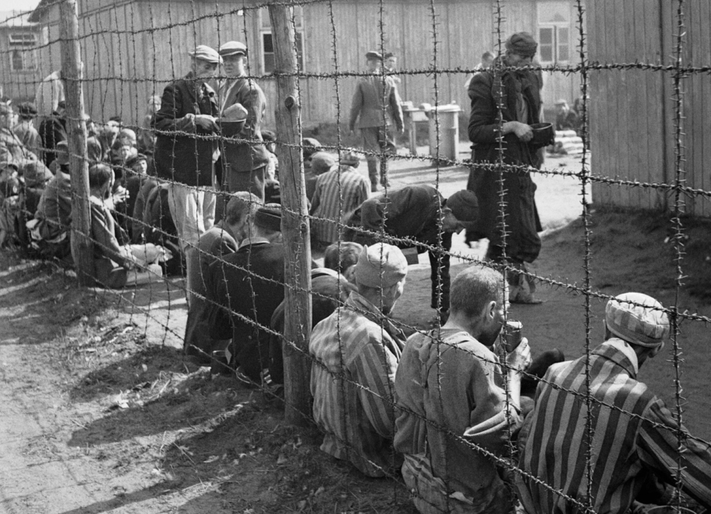 Więźniowie obozu Bergen-Belsen krótko po wyzwoleniu przez wojska brytyjskie (fot. No 5 Army Film & Photographic Unit, Oakes, H)
