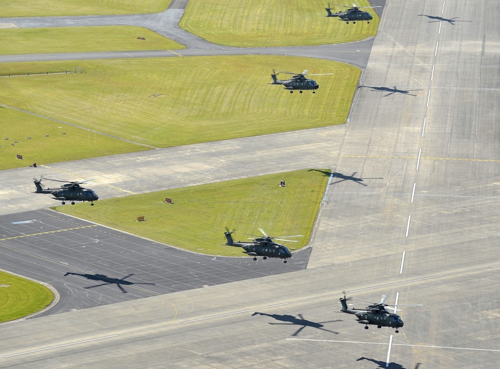 Lądowanie w Royal Naval Air Station Yeovilton (fot. LA(Phot) Dan Rosenbaum, MOD News Licence)