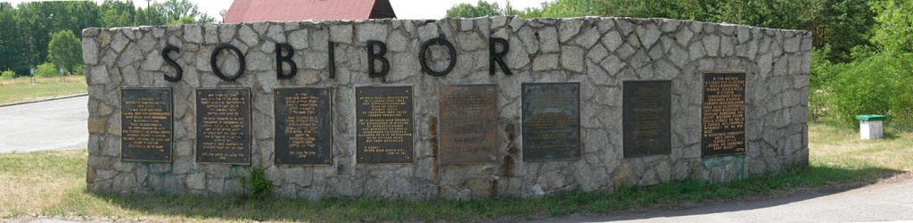 Tablice przy wejściu do obozu koncentracyjnego Sobibor (fot. Jacques Lahitte na licencji Creative Commons Uznanie autorstwa 3.0, via Wikimedia Commons)