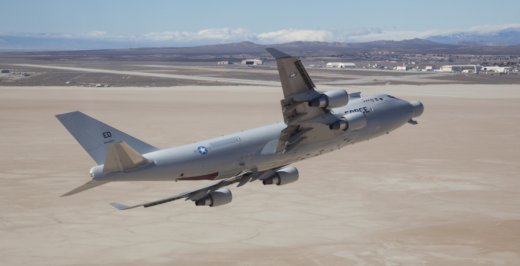 YAL-1 szykuje się do niskiego przelotu nad bazą Edwards przed wyruszeniem w ostatnią drogę do bazy Davis-Monthan (fot. U.S. Air Force / Bobbi Zapka)