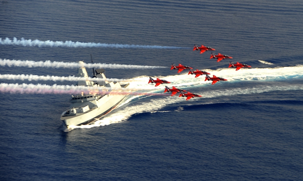 Red Arrows nad niszczycielem HMS Diamond (fot. L(Phot) Pepe Hogan / Royal Navy / Open Government License)