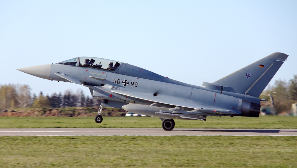 …i dwumiejscowy 30+99 (GT023). Jest to jeden z najmłodszych  Eurofighterów w Luftwaffe – oblatany w lipcu 2013 roku.