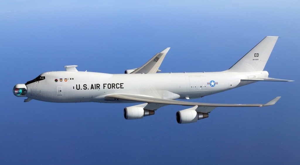 YAL-1 w locie; wieżyczka z głowicą lasera w pozycji bojowej (fot. US Missile Defense Agency)