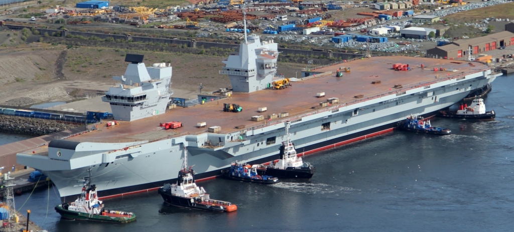 HMS Queen Elizabeth po raz pierwszy opuszcza swój dok w Rosyth (fot. MoD / Crown copyright 2014 / Open Government License) 