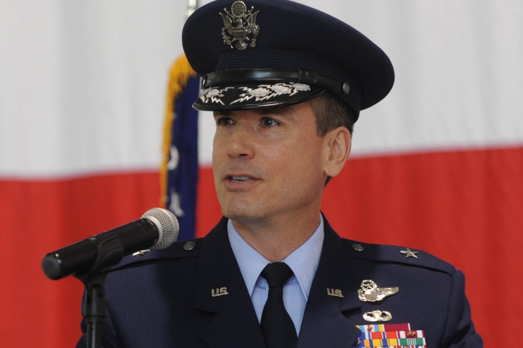 Generał brygady Paul W. Tibbets IV przemawia na ceremonii przekazania dowództwa (fot. US Air Force / Staff Sgt. Alexandra M. Longfellow)