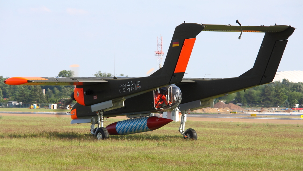 OV-10B Bronco należący do Bronco Demo Teamu; w czasach służby wojskowej maszynę tę wykorzystywano do holowania celów latających