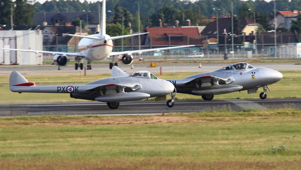 Para De Havillandów Vampire’ów (jednomiejscowy FB.52 i dwumiejscowy T.55) należących do stowarzyszenia Norwegian Airforce Historical Squadron