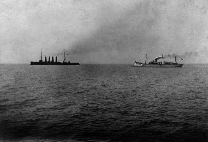 Okręty rosyjskie przed bitwą.  Po lewej w tle Wariag, po prawej na pierwszym planie Koriejec