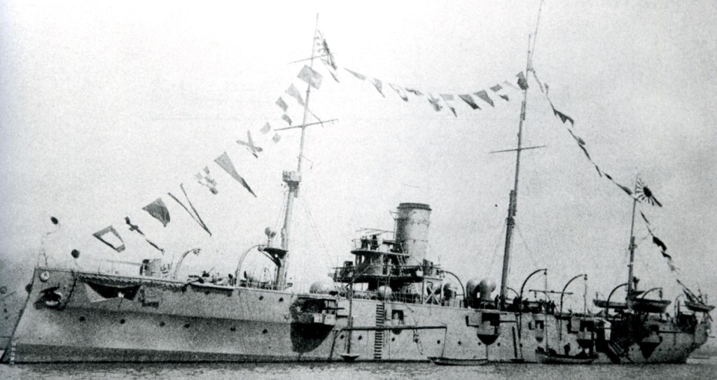 Japoński krążownik Chiyoda w gali banderowej