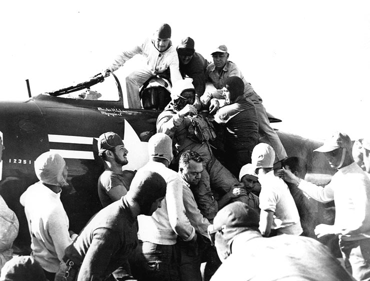Wyciąganie Jacksona z kokpitu Panthera (fot. National Archives, nr 80-G-439862 )