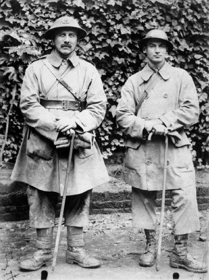 Kapitan Bernard L. Montgomery i inny oficer brytyjskiej 35. Dywizji (fot. Imperial War Museums)