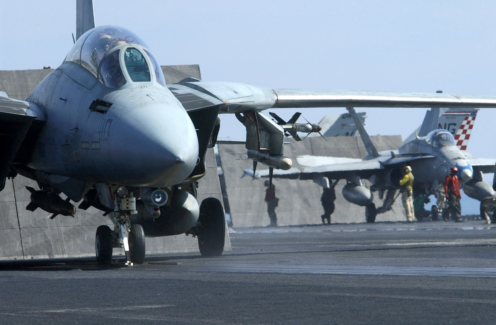 F-14A i F/A-18C czekają na start z lotniskowca USS John C. Stennis (fot. US Navy / Photographer's Mate 3rd Class Jayme Pastoric)