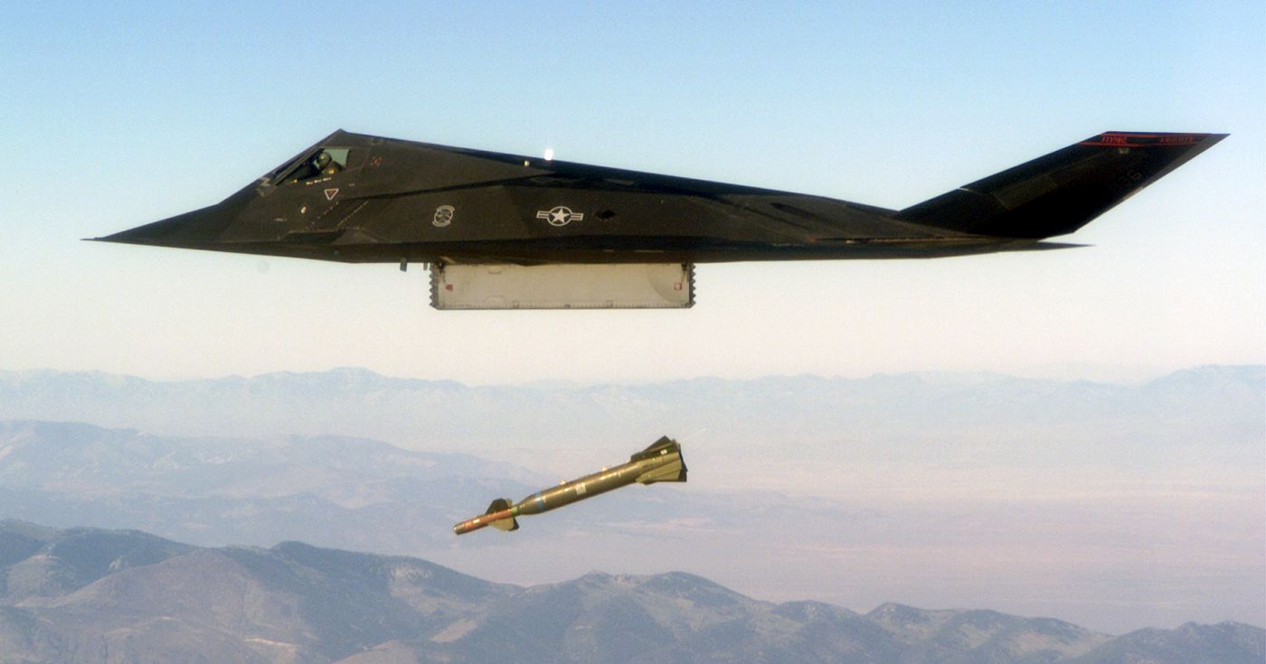  Debiut bojowy F-117 | F-117 zrzuca bombę GBU-28 (fot. USAF/ MSGT Edward Snyder)