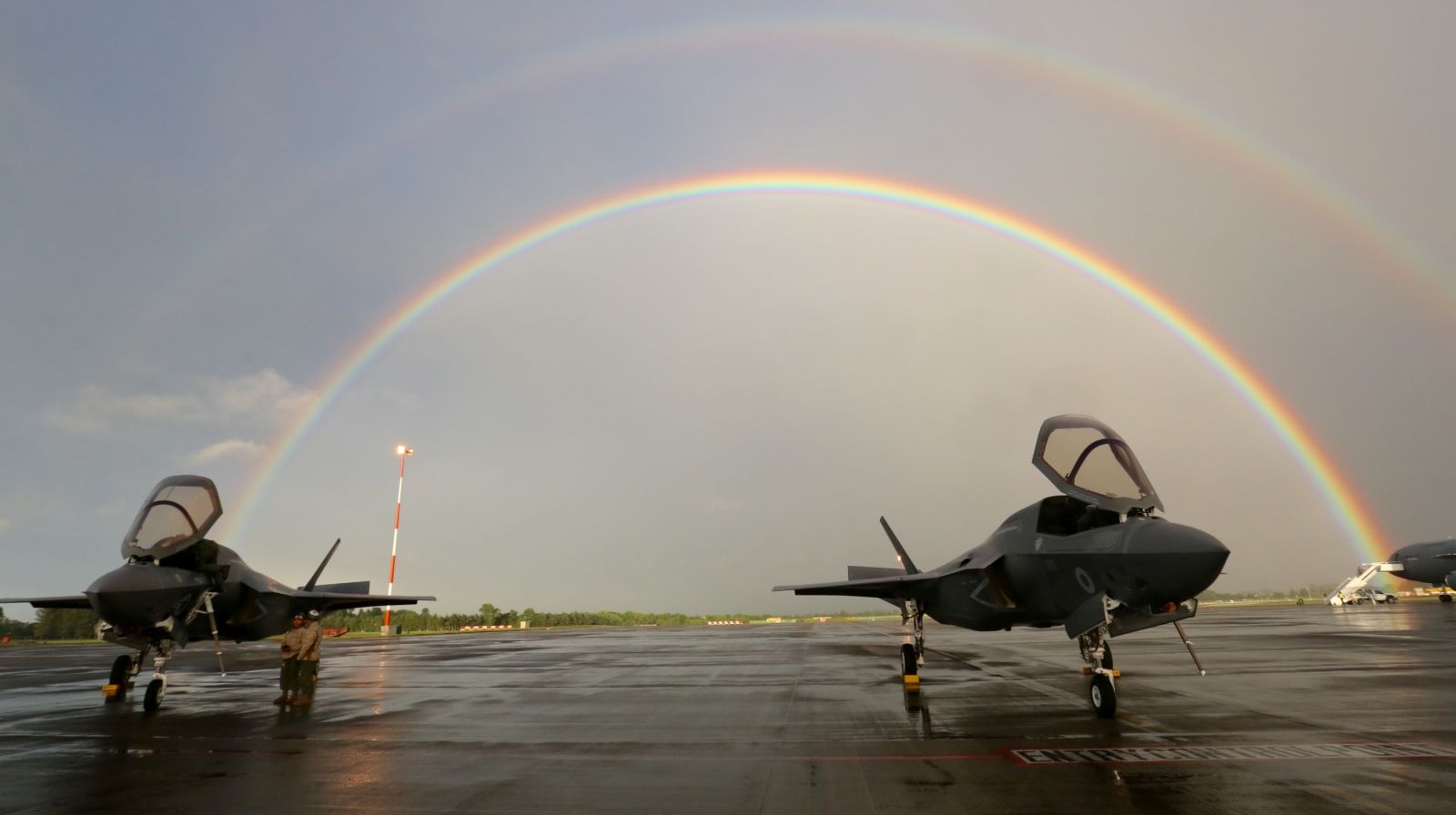 Pogoda była typowo angielska, ale dzięki temu myśliwce powitała w Fairford, jak mawiał klasyk, „double rainbow all the way across the sky”. (fot. Sergeant Ross Tilly, MOD News Licence)