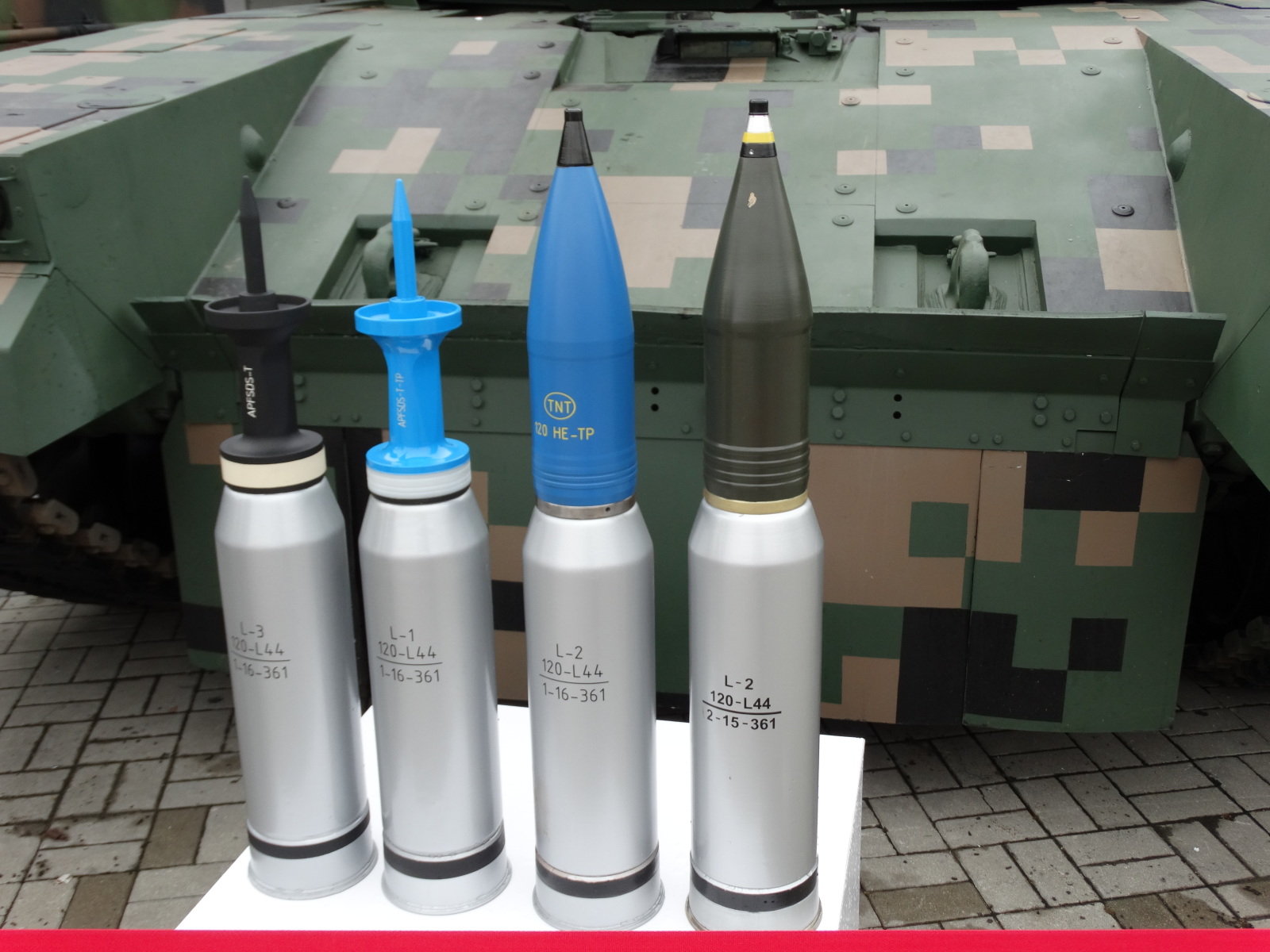 W pakiecie modernizacyjnym OBRUM i Bumar Łabędy przewidziały zastosowanie armaty TG MSP 120 (lub KBM2) kalibru 120 mm, która pozwoli na wykorzystanie standardowej amunicji NATO, w tym przeciwpancernej DM53/DM63 o zwiększonej przebijalności oraz programowalnej typu ABM (Airburst Munition). Producentem amunicji będzie Huta Stalowa Wola