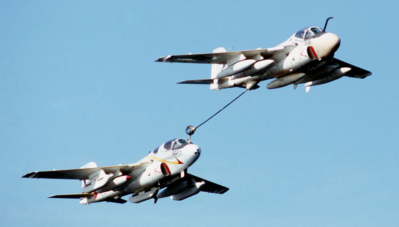 Luty 1982 roku. KA-6D Intruder z eskadry VA-165 „Boomers” podaje paliwo  EA-6B z eskadry VAQ-134 „Garudas”. (US Navy)