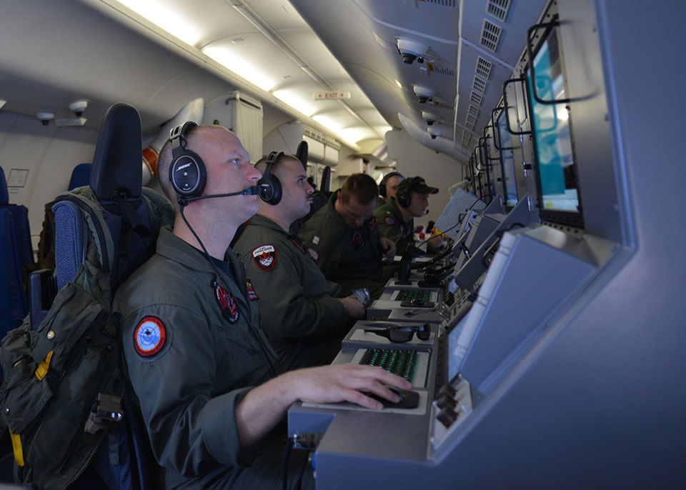 Operatorzy systemów elektronicznych na pokładzie Poseidona (materiały prasowe Boeinga)