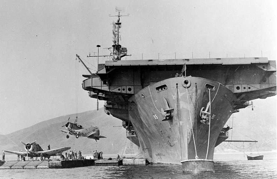 Załadunek bombowców nurkujących Douglas SBD Dauntless do transportu na pokładzie USS Bismarck Sea