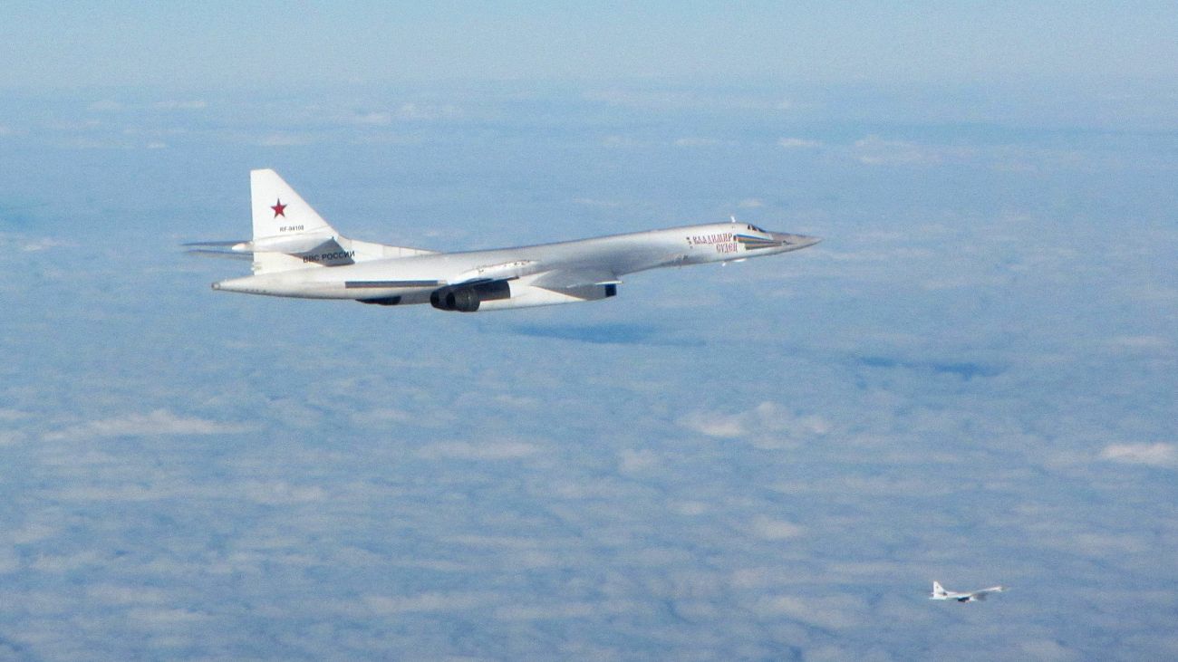Para Tu-160 sfotografowana z RAF-owskiego Typhoona (fot. RAF / MOD News Licence)