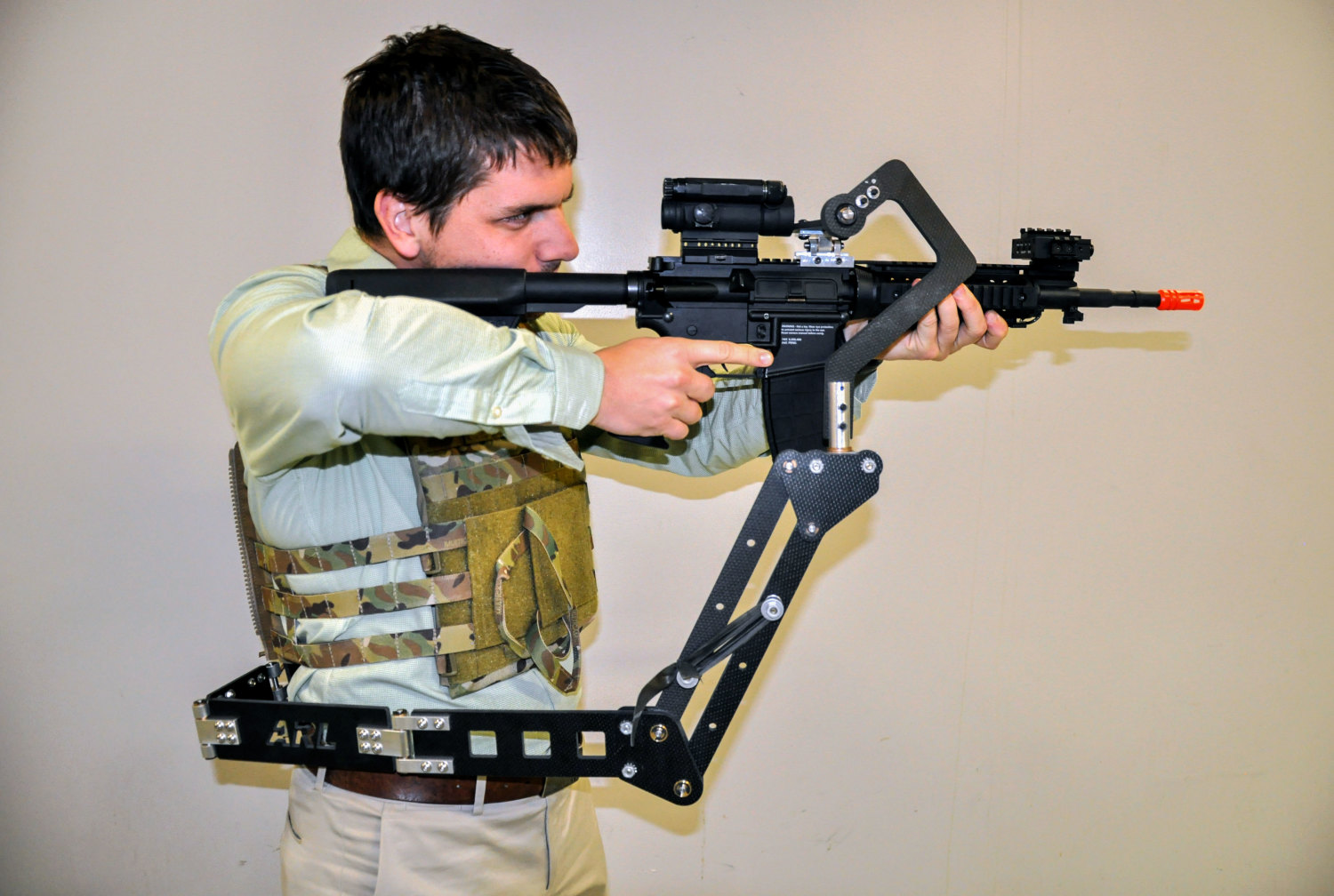 Mechaniczne ramię w całej okazałości, zastosowane z karabinkiem M4 (US Army)