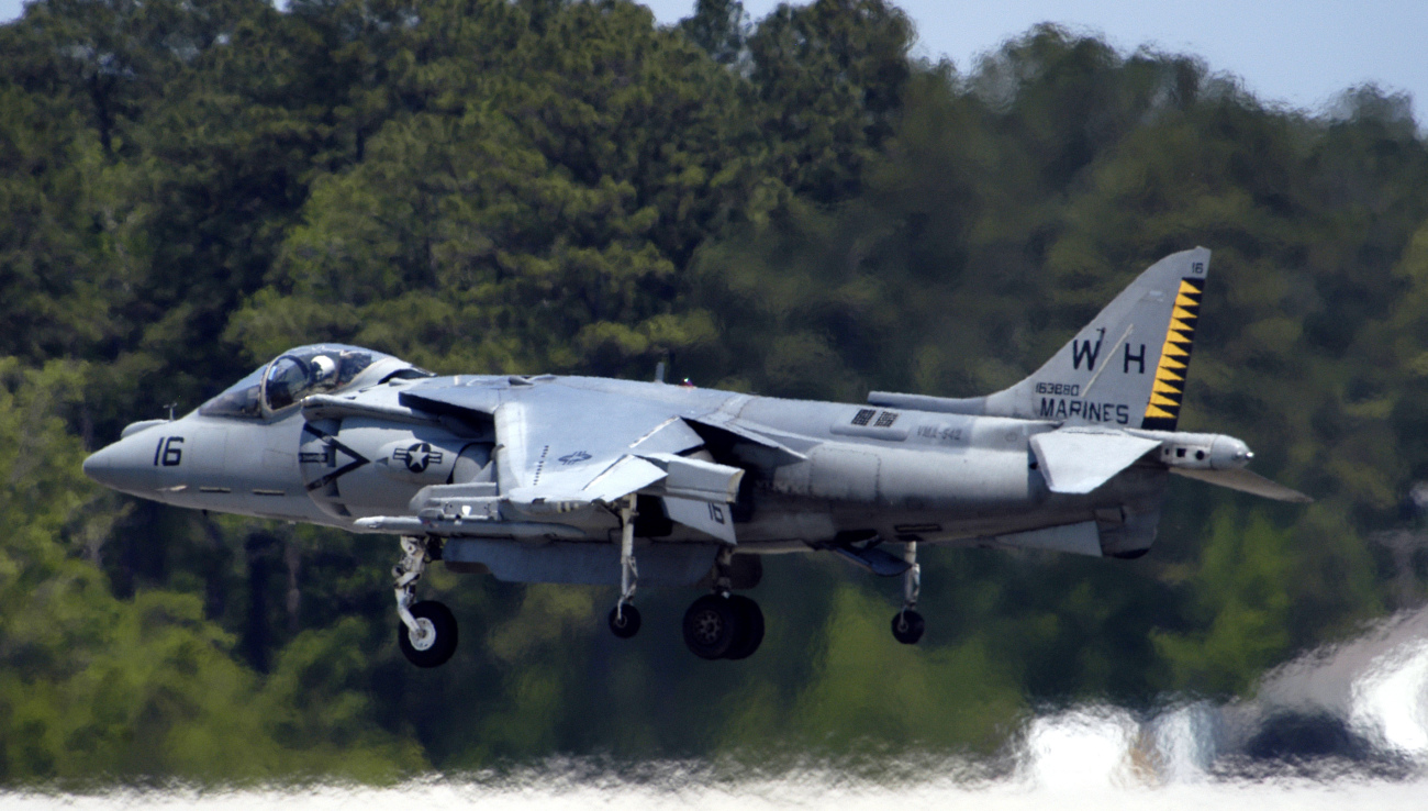 AV-8B demonstruje pionowy start podczas pokazów lotniczych w MCAS Cherry Point (US Navy / Photographer's Mate 2nd Class Daniel J. McLain)