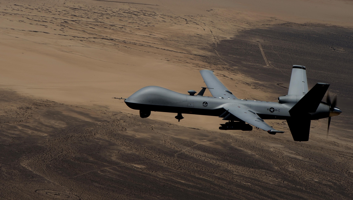 MQ-9 Reaper osłaniający operację zrzutów z pomocą humanitarną nad Irakiem w 2014 roku (US Air Force / Senior Airman Cory Payne)
