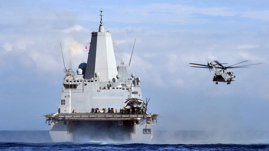 Okręt desantowy USS Mesa Verde (LPD 19) podczas ćwiczeń na Morzu Śródziemnym w 2011 roku (US Navy / Mass Communication Specialist 2nd Class Josue L. Escobosa)
