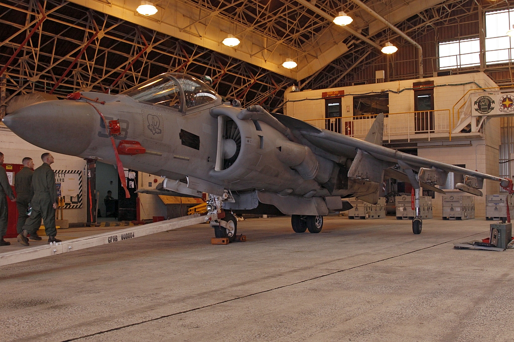 AV-8B eskadry VMA-311 w jednym z hangarów MCAS Iwakuni (US Marine Corps / Lance Cpl. Charles Clark)