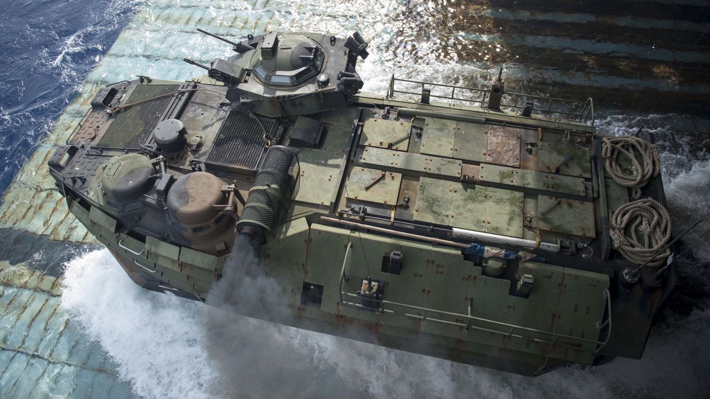 AAV opuszcza okręt desantowy USS Germantown. Dobrze widoczne uzbrojenie w wieży – karabin maszynowy i granatnik – oraz wyrzutnie granatów dymnych (fot. US Navy / Mass Communication Specialist 2nd Class Amanda R. Gray)