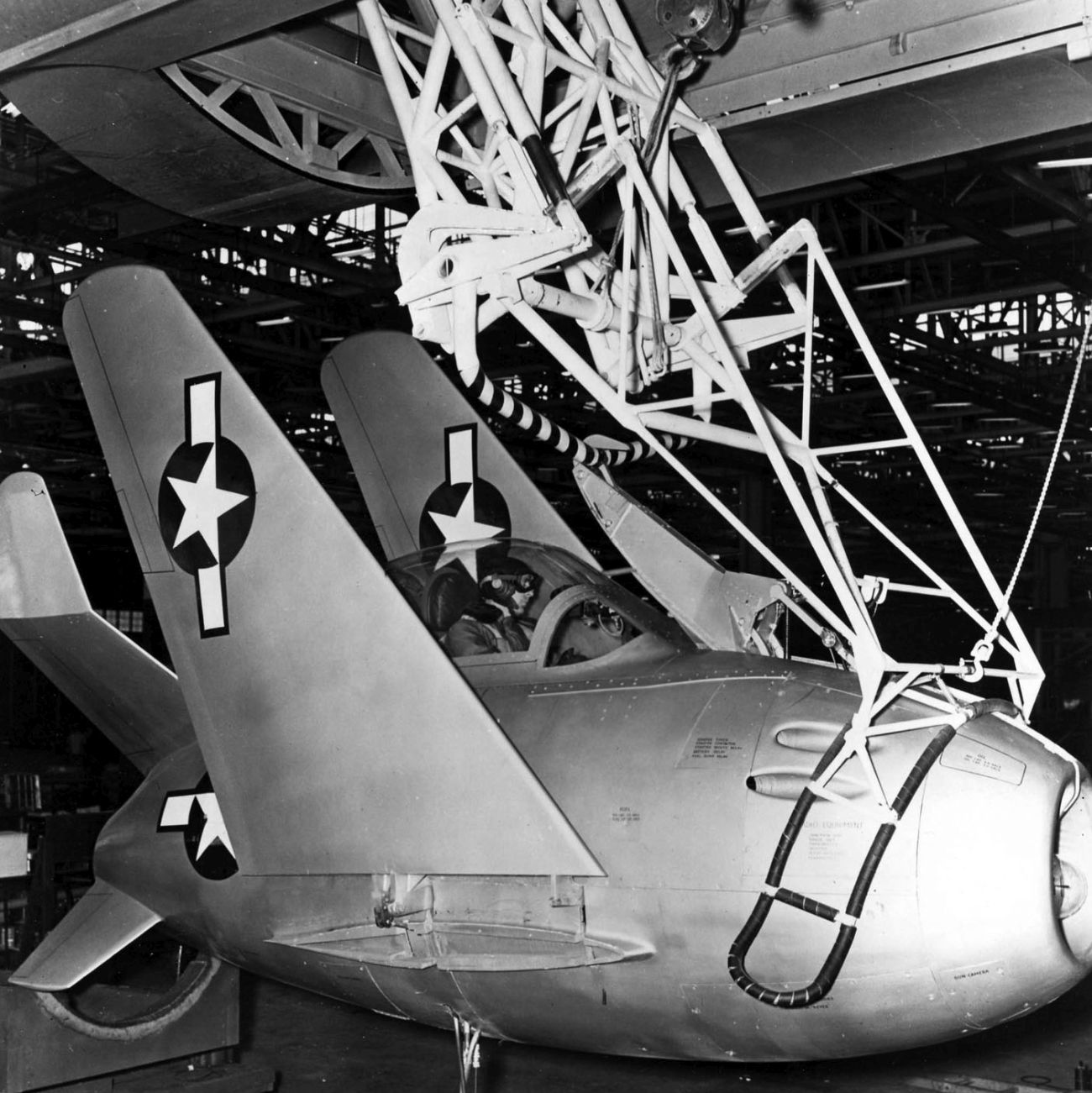 XF-85 Goblin podwieszony na trapezie. To zdjęcie dobrze pokazuje zasadę działania haka mocującego (fot. US Air Force)