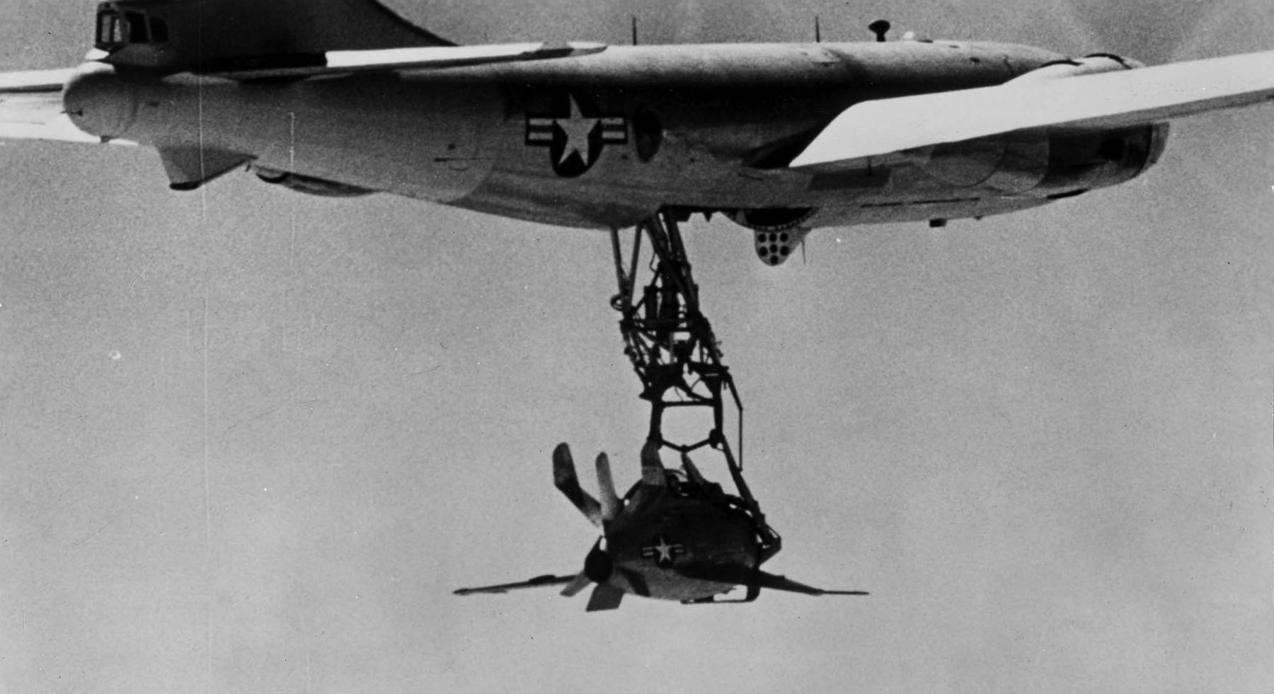 XF-85 Goblin na trapezie pod kadłubem EB-29 (fot. US Air Force)