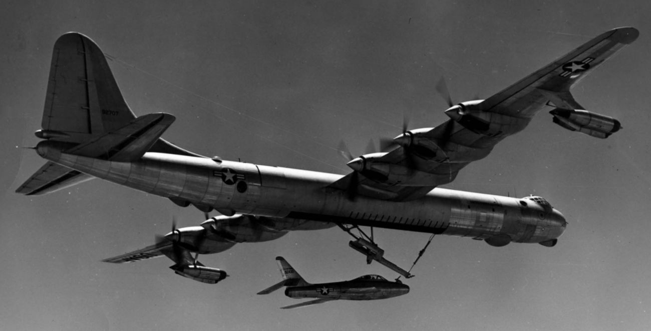 Projekt FICON w praktyce: F-84F tuż po zwolnieniu z zaczepu (fot. US Air Force)