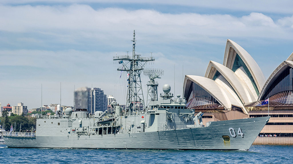 Australijska fregata HMAS Darwin (FFG 04) typu Adelaide w 2013 roku (Hpeterswald,  Creative Commons Attribution-Share Alike 3.0 Unported)