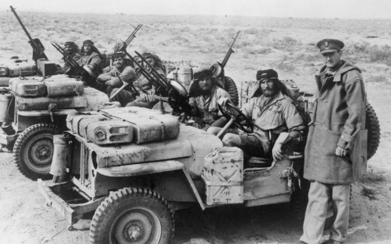 David Stirling i jego żołnierze po powrocie z patrolu na pustyni, styczeń 1943 roku (E 21338 / collections of the Imperial War Museums)