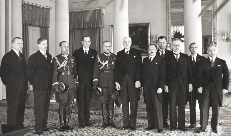 Prezydent Mościcki wraz z rządem premiera generała Sławoj-Składkowskiego. Siedmiu z jedenastu członków rządu było członkami Legionów Polskich i POW (Ilustrowany Kuryer Codzienny. 1939, nr 134)