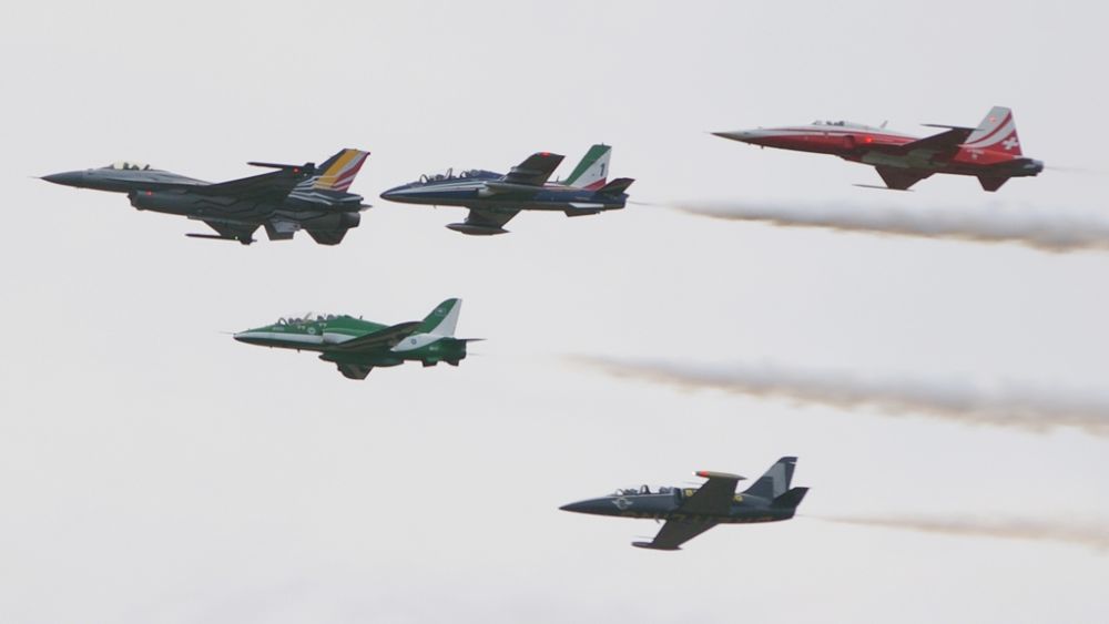 Specjalna formacja z okazji czterdziestolecia pokazów. Belgijski F-16 prowadzi liderów czterech grup akrobacyjnych. (fot. Maciej Hypś, Konflikty.pl)