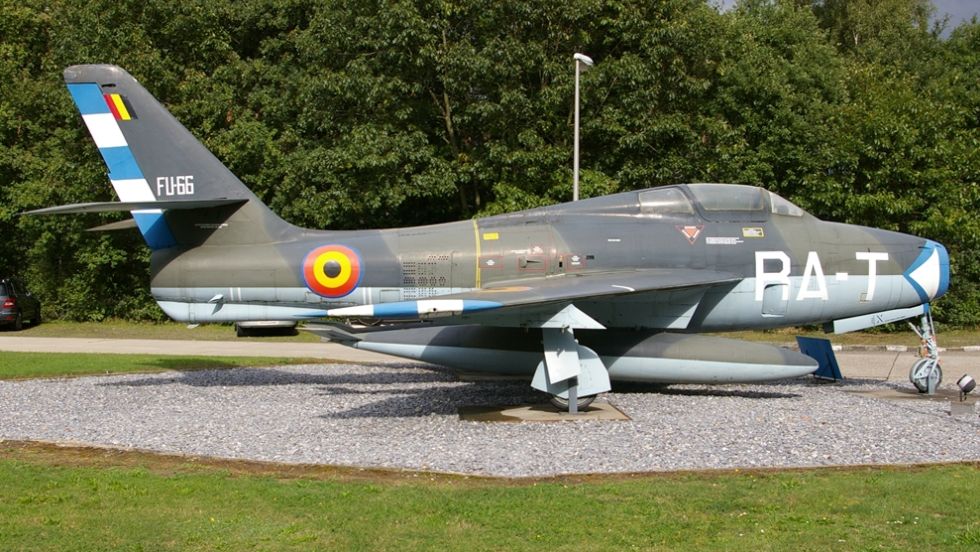 F-84F Thunderstreak – jeden z kilku zabytkowych samolotów z czasów zimnej wojny zachowanych w Kleine-Brogel. W swoim czasie stanowił o sile wojsk lotniczych wielu państw NATO. (fot. Maciej Hypś, Konflikty.pl)