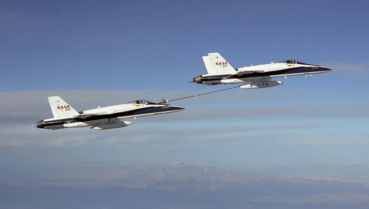 Para F/A-18A podczas testów automatycznego systemu tankowania w powietrzu (NASA)
