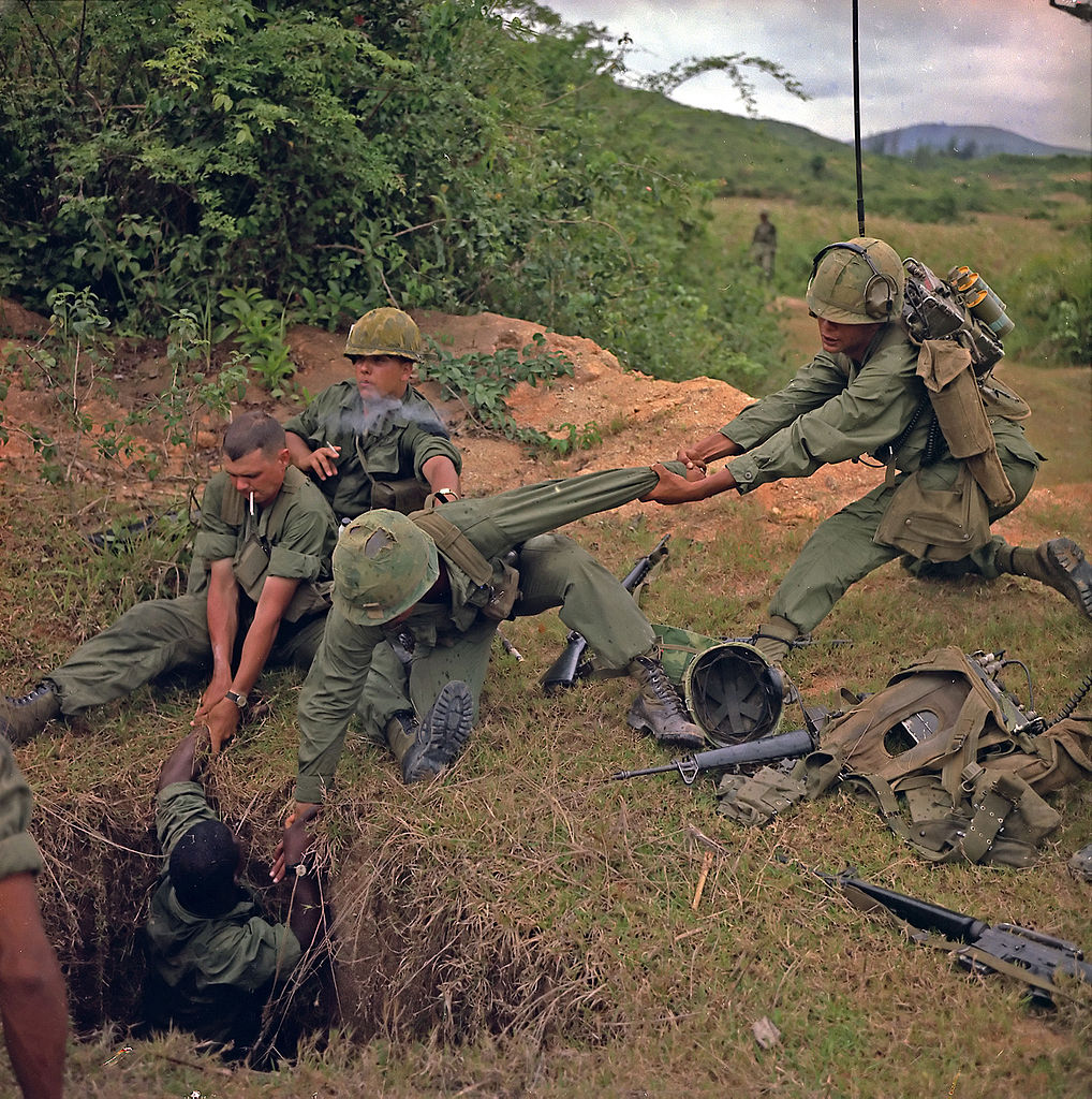 Amerykańscy żołnierze plutonu rozpoznania w roli „szczurów tunelowych” podczas działań w Wietnamie w 1967 roku (Howard C. Breedlove, SSG, Photographer; US Army Signal Corps)