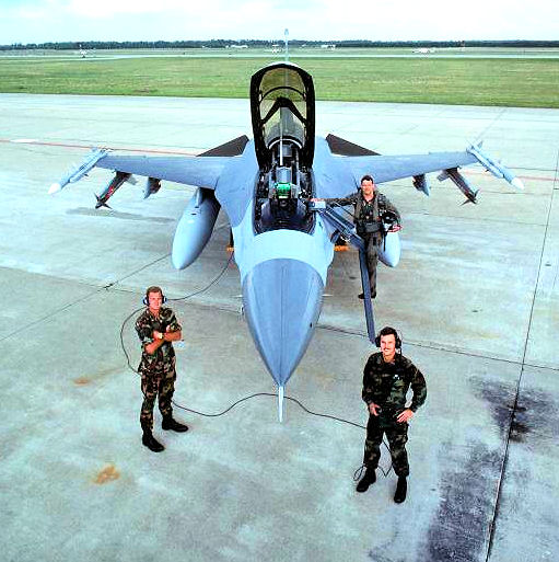  zestrzelenie MiG-25 F-16 | Podpułkownik Gary North oraz jego technicy – sierżant sztabowy Roy Murray i starszy szeregowy Steven Ely – wraz z F-16D #90-0778. Zdjęcie wykonano w kwietniu 1993 roku w bazie lotniczej Shaw. (fot. USAF /  A1C Robert Trubia)