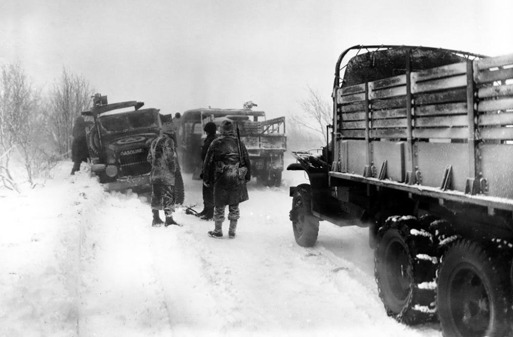 Ciężarówki 1. Dywizji Piechoty przedzierają się przez śnieg opodal Sourbrodt we wschodniej Belgii (fot. Sgt Bill Augustine)