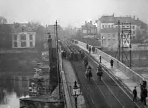 Pierwsza Dywizja wkracza do Trewiru po słynnym moście rzymskim w listopadzie 1918 roku (fot. US Army)