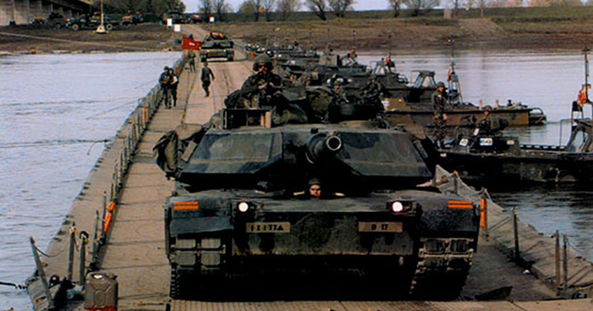 Czołgi M1A1 Abrams z 77. Pułku Pancernego 1. Dywizji Piechoty przejeżdżają na bośniacki brzeg rzeki Sawy, październik 1996 roku (fot. fdmuseum.org)